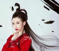 姜彦希亮相《神探忠犬》首映礼，一身红装，网友“挑战东方不败”