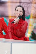 张柏芝《天天向上》红色LOOK亮相 变身金句王大谈爱情观