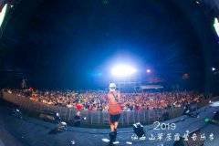 <b>现场万人合唱《千年等一回》，高胜美引爆仙女山露营音乐周</b>