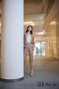 <b>李斯羽时尚大片曝光 霸气演绎夏季职场OL风</b>