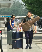 黄贯中疑带女儿参加《爸爸去哪了》 朱茵不舍当众跪地大哭