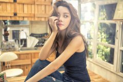 戛纳红毯上的YY女主播崔阿扎 又成《男人装》封面女郎