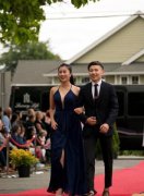 杨子与前妻16岁女儿深V礼服走红毯  长相老气似增肥版黄圣依
