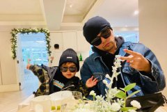 周杰伦带儿子吃早餐 网友：有爱的父子俩