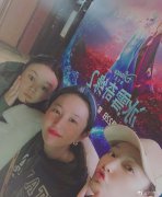 刘亦菲素颜照好美！与好友一同观看《冰雪奇缘2》