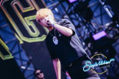 小青龙亮相成都简单生活节 新老歌曲万人合唱嗨翻天