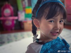 黄磊女儿多妹cos艾莎公主 脸上还特地画了雀斑