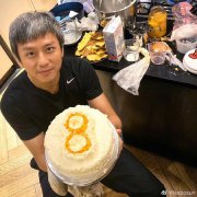 邓超孙俪为儿子庆祝8岁生日 把等等亲到脸部变形