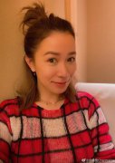 佘诗曼扎丸子头笑容灿烂 素颜状态依旧很能打