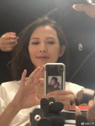 蔡少芬发自拍照 无意中泄露了手机壳的秘密