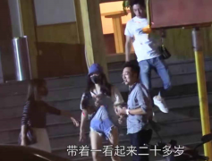<b>娄艺潇换了新男友？与白衣男深夜K歌抱作一团好甜蜜</b>