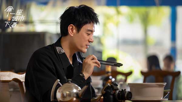 <b>李光洁《拿一座城市下酒》正在热播 烟火气美食探讨引共鸣</b>