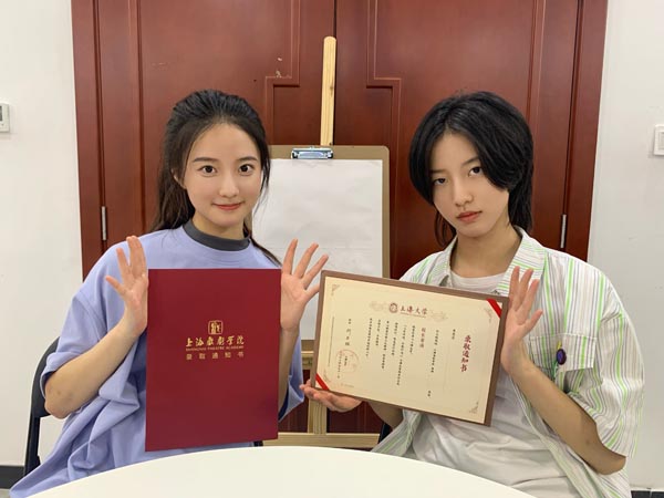 <b>高颜值双胞胎姐妹同时考入上海名校，互拆录取通知书难掩兴奋</b>