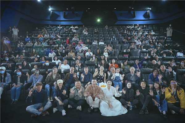 <b>《白塔之光》北影节首映 主演南吉笑称与辛柏青共舞“脚步慌乱”</b>