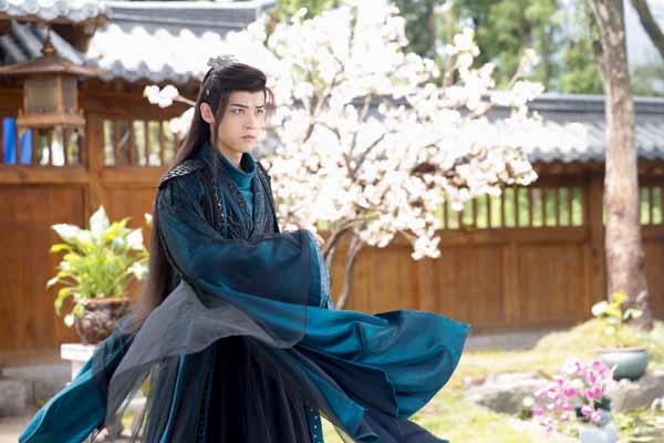刘冬沁《花戎》高能反差式演技 冷面拽尊穿梭千年不羁守爱