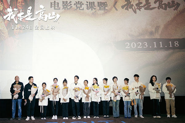 17.主创大合影.jpg