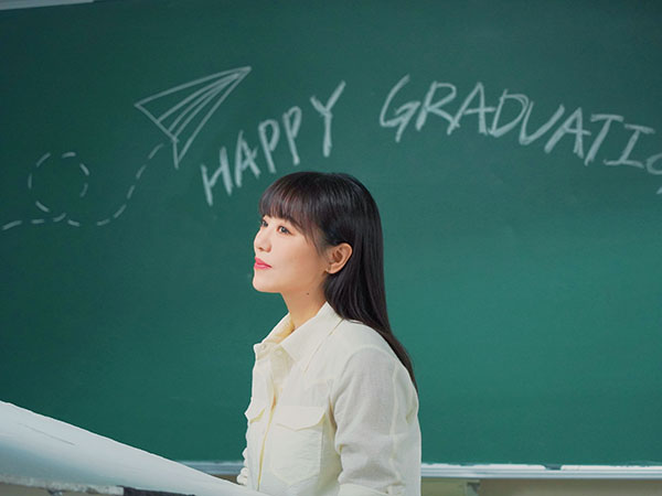 <b>丁当献上最美的祝福邀学生同唱 〈致远道而来的我们〉成毕业之歌</b>