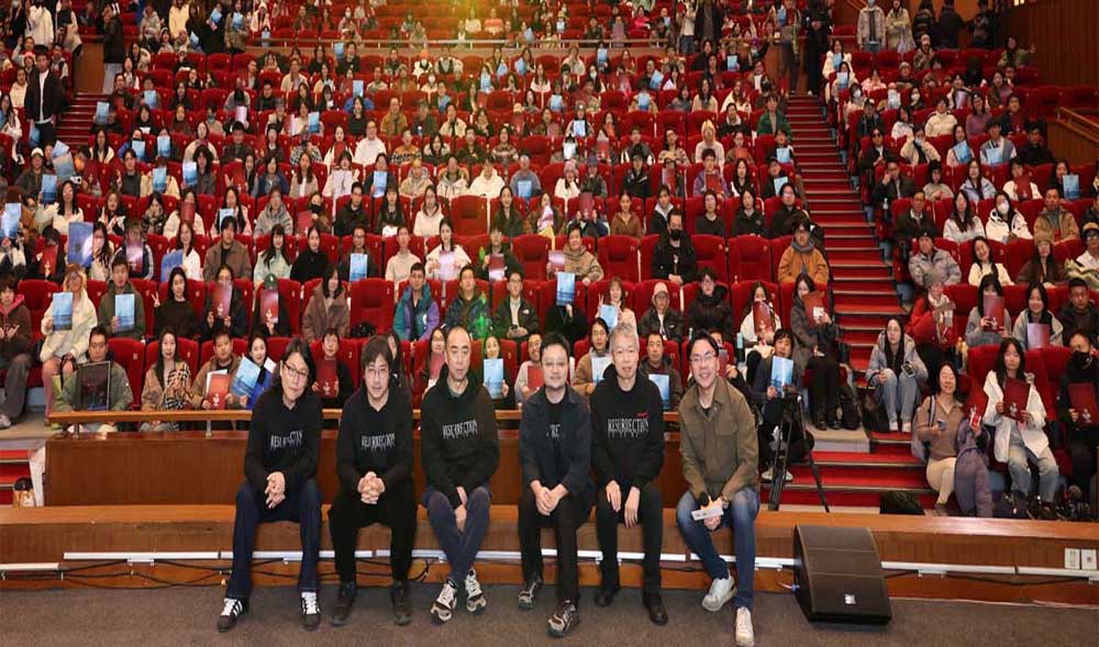 <strong>毕赣携《狂野时代》主创现身中国电</strong>