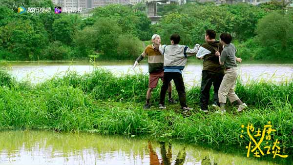 鱼丁糸乐团全员客串 青春微短剧《池塘怪谈》今日正式上线(图2) 鱼丁糸乐团全员客串 青春微短剧《池塘怪谈》今日正式上线(图2)