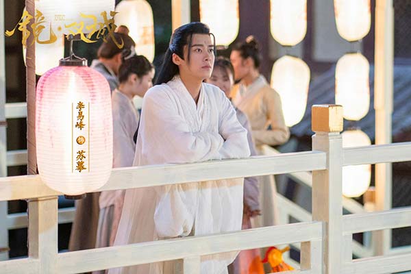 《镜·双城》首播热议不断 李易峰陈钰琪甜虐一